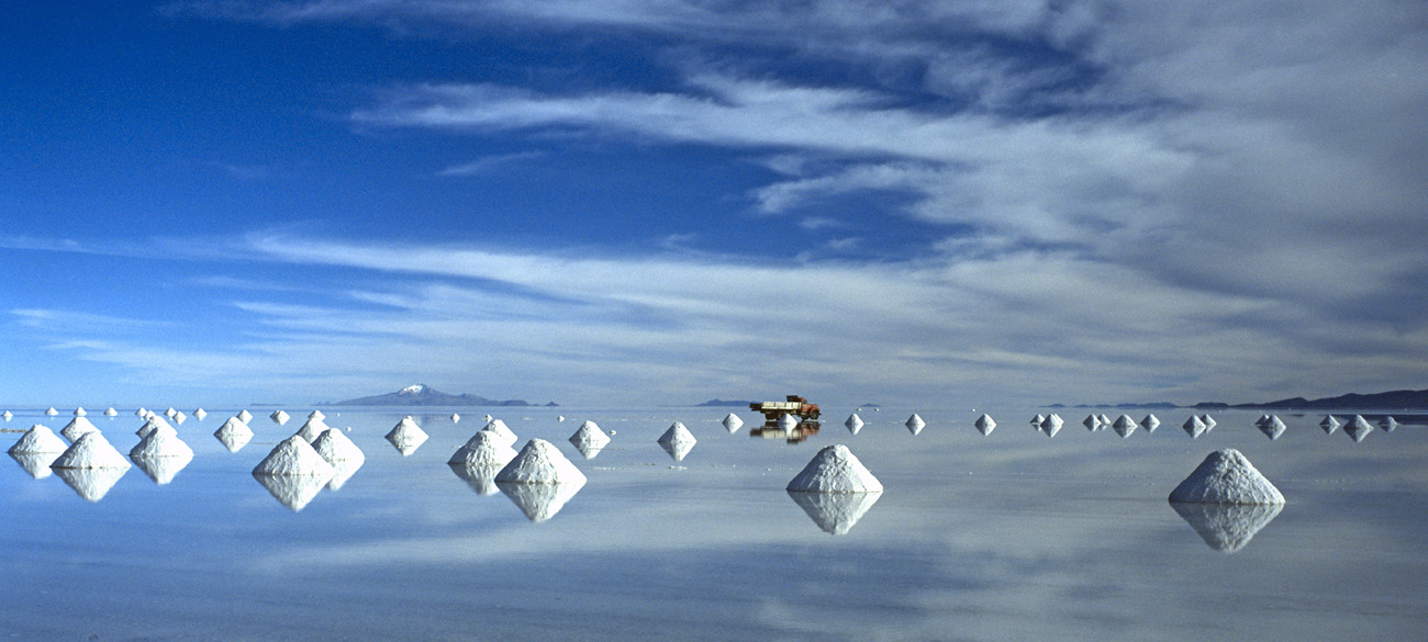 chi_4_24 salar pano.jpg - Uyuni salar d'Uyuni exploitation du sel sur le salar d'Uyuni inondé